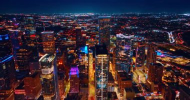 Houston, Teksas, ABD 'nin göz kamaştırıcı manzarası. Gece İHA 'dan aydınlık şehir.