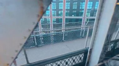 Trenle New York metrosuyla seyahat ediyorum. Manhattan Köprüsü 'nden istasyona gidiyoruz. Güneşli bir günde şehir manzarasını izle.