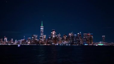 Geceleri ABD 'nin New York şehrinin göz kamaştırıcı silueti. Nehirden şehre bak..
