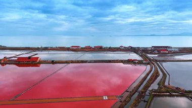 Tuz kristalizasyonu için sığ gölette pembe su. İnsansız hava aracından tuz üretimi için hayati doğal kaynaklar.