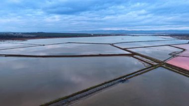 Tuz kristalizasyonu için farklı şekilli tuzluklar. Doğal kaynaklar tuz üretimi için kullanılır. Hava görünümü.