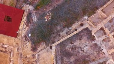 Üçgen şeklindeki eski şatonun kalıntıları üzerinde yükseliyor. Tepesinde kare şeklinde kırmızı bir çatı. İspanya 'yı gezmek.