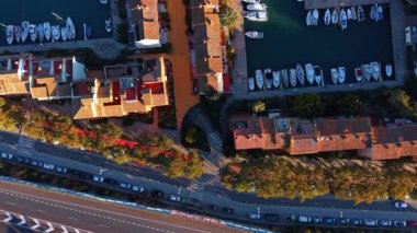 Renkli evlerin ve marina kanallarının yukarıdan aşağı manzarası. Saplaya Limanı 'na demirlemiş kırmızı çatılı konut binaları ve tekneler..