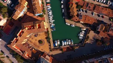 Saplaya Limanı Limanı. Akdeniz mimarisinin dikey perspektifi renkli evler, kenetlenmiş tekneler ve turkuaz su.