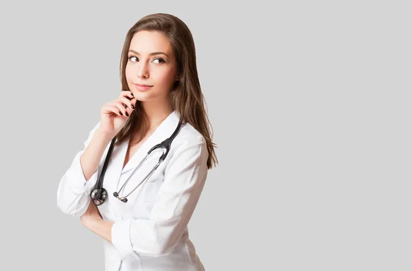 Jovem médico com estetoscópio. — Fotografia de Stock