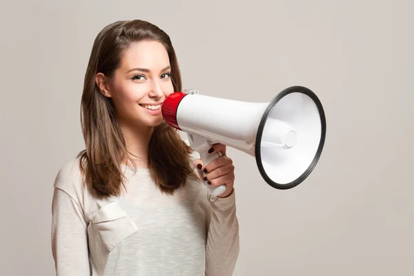 Mujer joven usando altavoz . — Foto de Stock