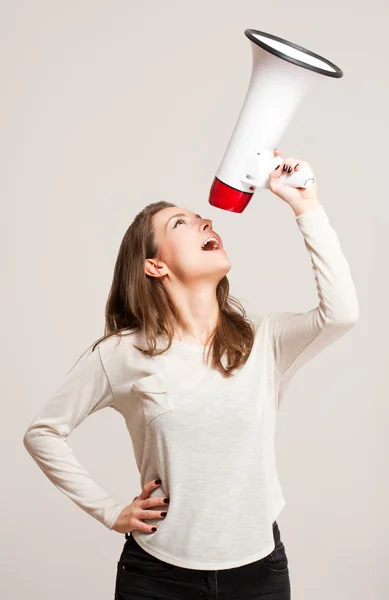 Mujer joven usando altavoz . — Foto de Stock