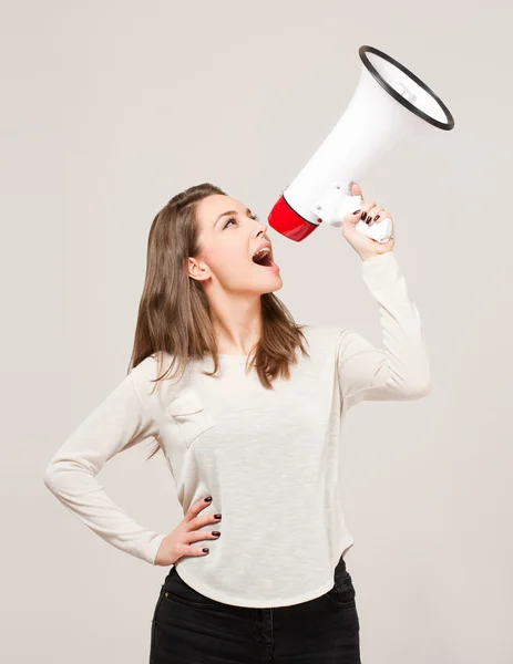 Jovem morena segurando megafone . — Fotografia de Stock