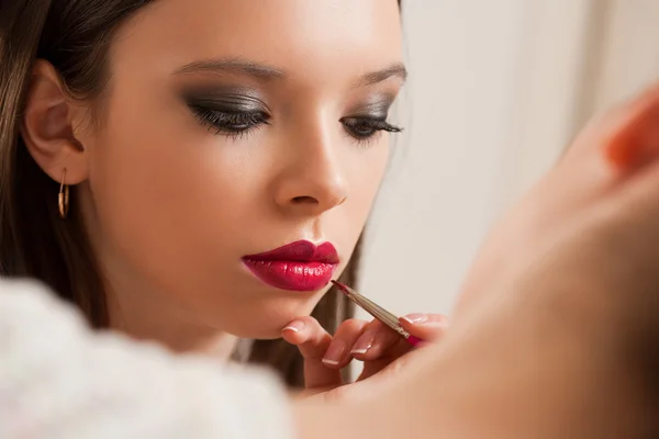 Het maken van mooie make-up. — Stockfoto
