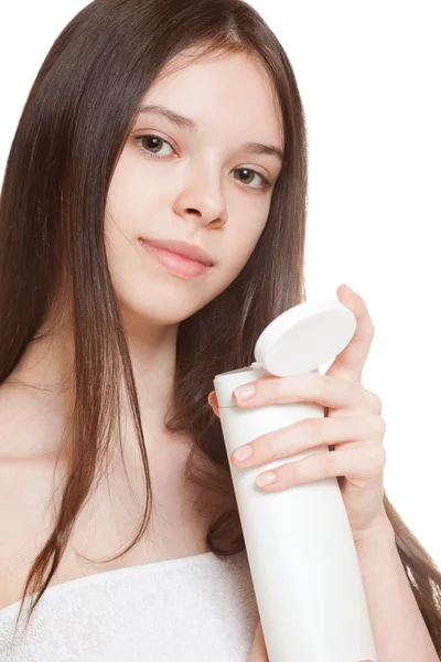 Ung brunett med bodylotion. — Stockfoto