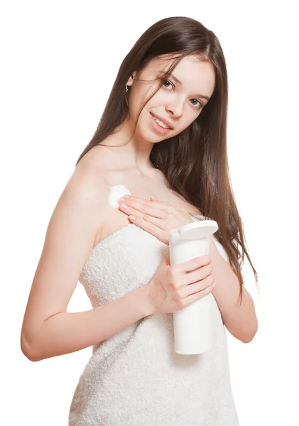 Young brunette using body lotion. — Stock Photo, Image