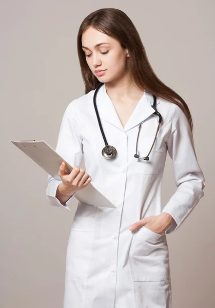 Jovem médica atraente . — Fotografia de Stock