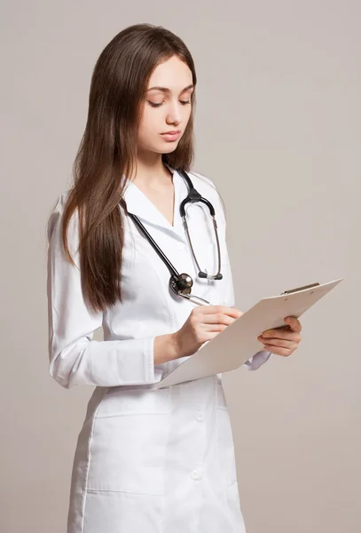 Jovem médico com estetoscópio. — Fotografia de Stock