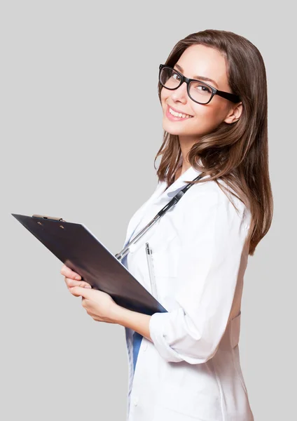 Jovem médico com estetoscópio. — Fotografia de Stock