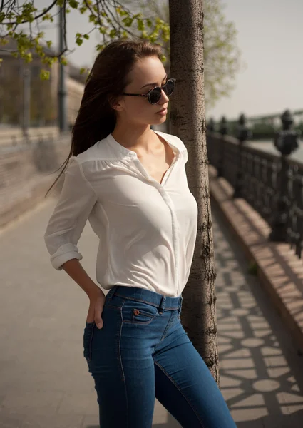 Jeune femme brune à la mode s'amusant dans la ville . — Photo