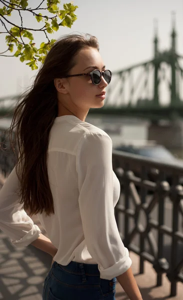 Jeune femme brune à la mode s'amusant dans la ville . — Photo