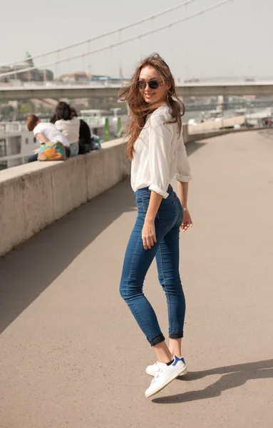 Jeune femme brune à la mode s'amusant dans la ville . — Photo