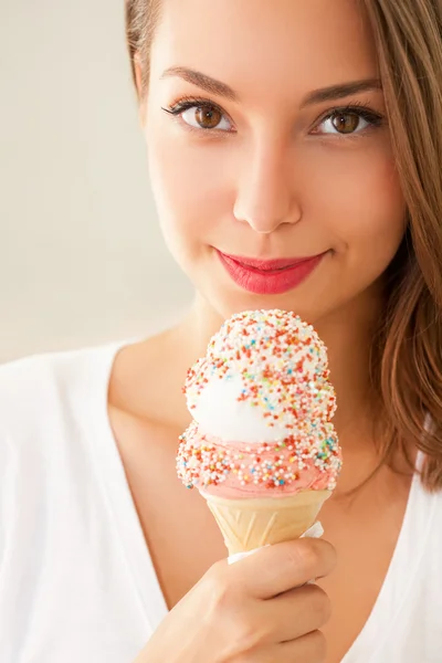 アイスクリームの夏の楽しみ. — ストック写真