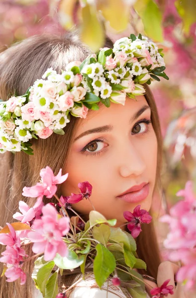 Prachtvolle Frühlingsfrau. — Stockfoto