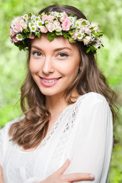 Vacker brunett kvinna som bär våren blomma krans. — Stockfoto