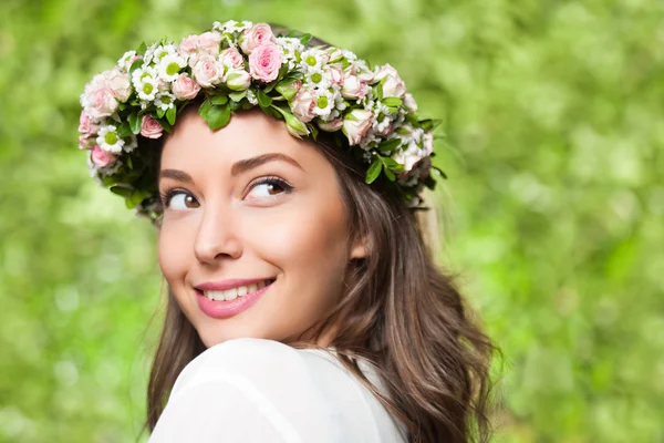 Hermosa mujer morena con corona de flores de primavera . — Foto de Stock