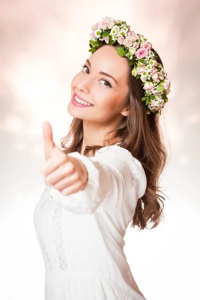 Primavera bellezza indossa corona di fiori . — Foto Stock