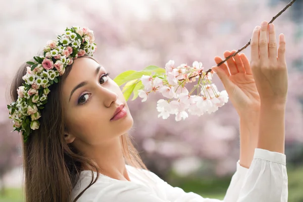 Prachtvolle Frühlingsfrau. — Stockfoto