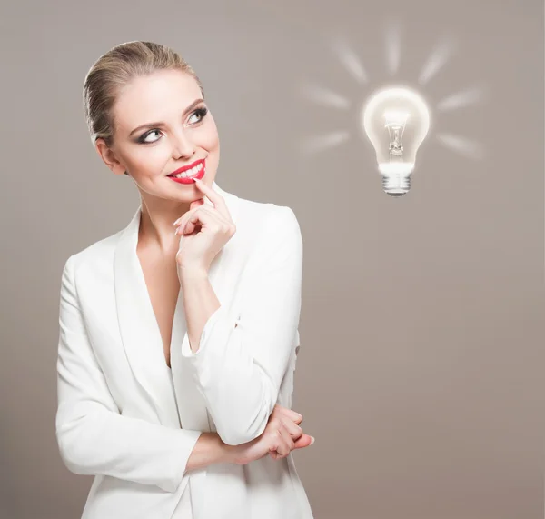 Gorgeous blond woman with lightbulb symbol. — Stock Photo, Image