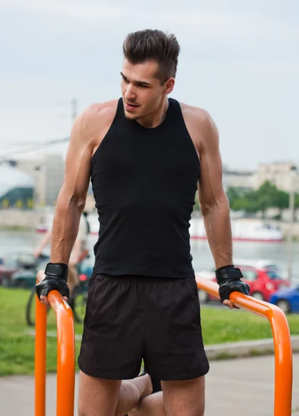 Outdoor workout op balken. — Stockfoto