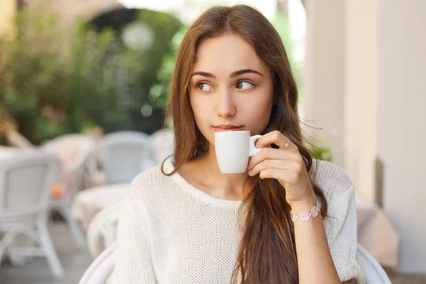 Süße Brünette in einem Restaurant. — Stockfoto