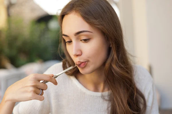 Jonge vrouw met plezier in restaurant. — Stockfoto