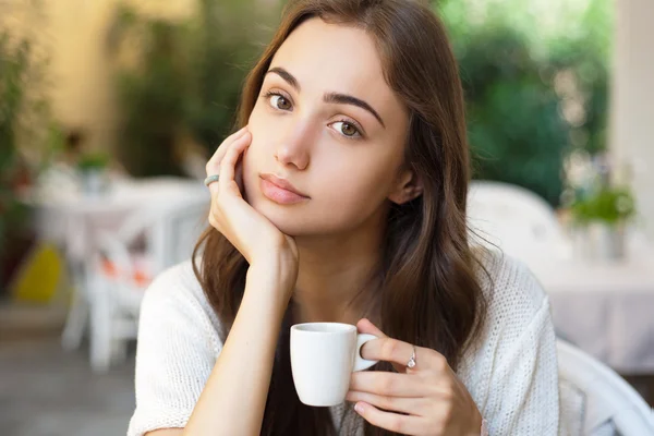 Mujer joven divirtiéndose en restaurante . — Foto de Stock