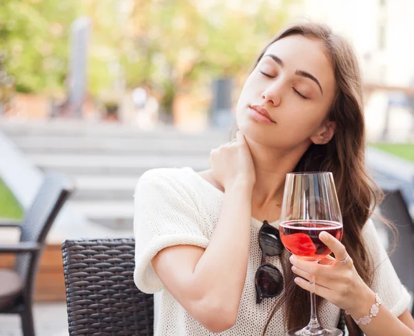 Mujer joven divirtiéndose en restaurante . —  Fotos de Stock