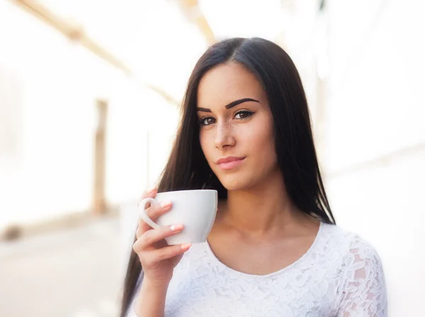 Fashionable summer beauty outdoors. — Stock Photo, Image