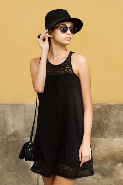 Bruneta letní módní krása venku. — Stock fotografie