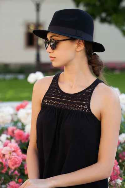 Brunette zomer mode schoonheid buitenshuis. — Stockfoto