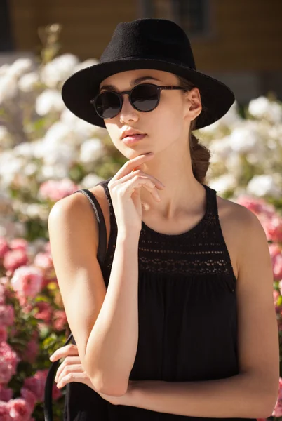 Brünette sommermode schönheit im freien. — Stockfoto