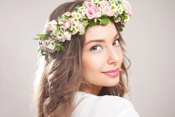 Spring beauty wearing flower wreath. — Stock Photo, Image