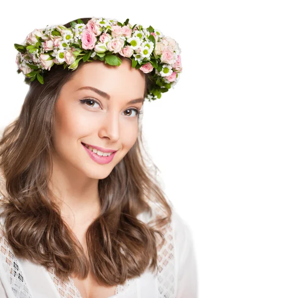 Gorgeous brunette woman wearing spring flower wreath. — Stock Photo, Image