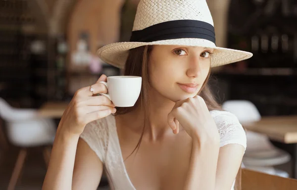 Elegante donkerbruine schoonheid met koffie. — Stockfoto