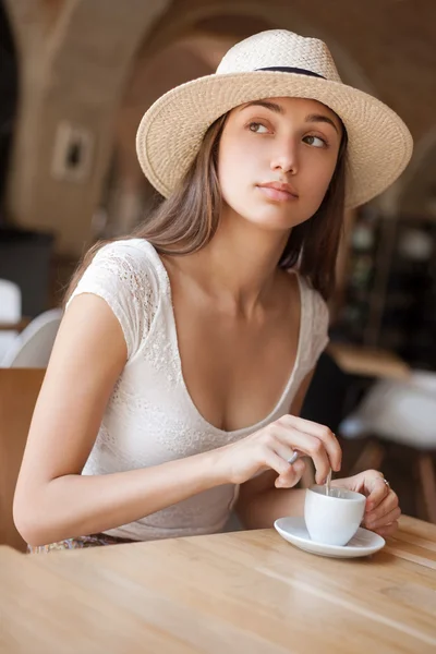 Jovem morena mulher com café expresso . — Fotografia de Stock