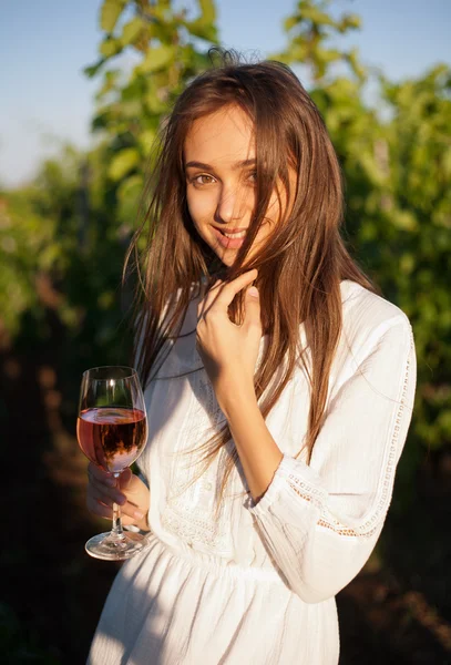 Jovem morena beleza nas vinhas . — Fotografia de Stock