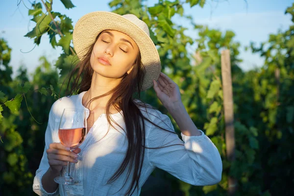 Wunderschöne brünette Frau mit Wein Spaß. — Stockfoto