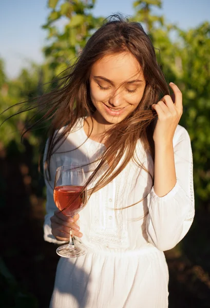 Wunderschöne brünette Frau mit Wein Spaß. — Stockfoto