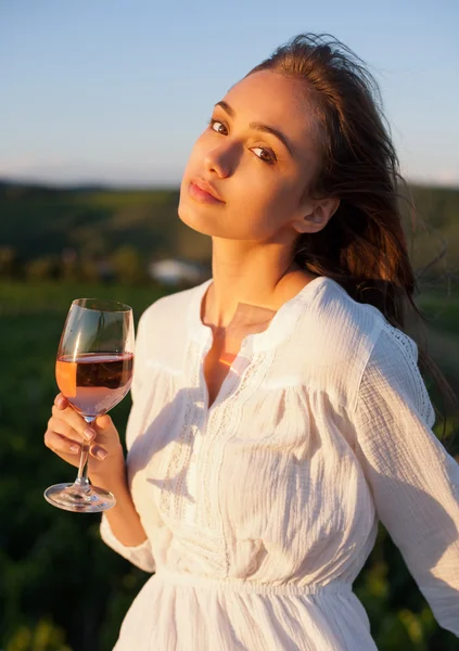 Wunderschöne brünette Frau mit Wein Spaß. — Stockfoto