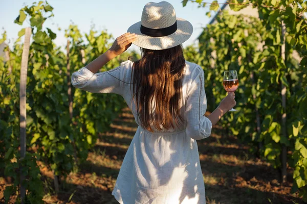 Vacker brunett kvinna roar sig vin. — Stockfoto