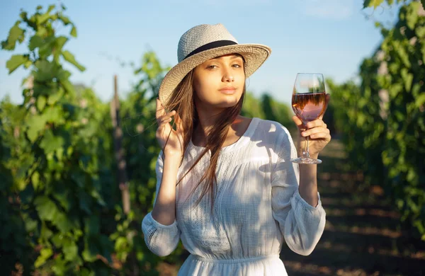 Wunderschöne brünette Frau mit Wein Spaß. — Stockfoto