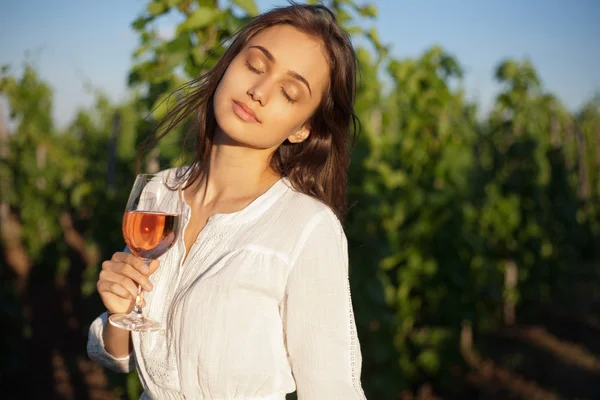 Wunderschöne brünette Frau mit Wein Spaß. — Stockfoto