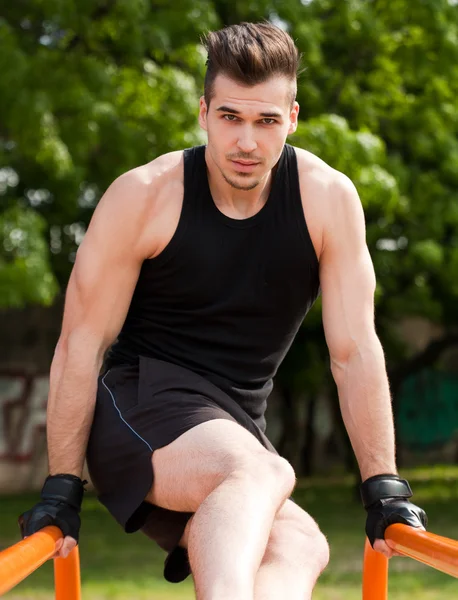 Outdoor-Workout in urbaner Umgebung. — Stockfoto