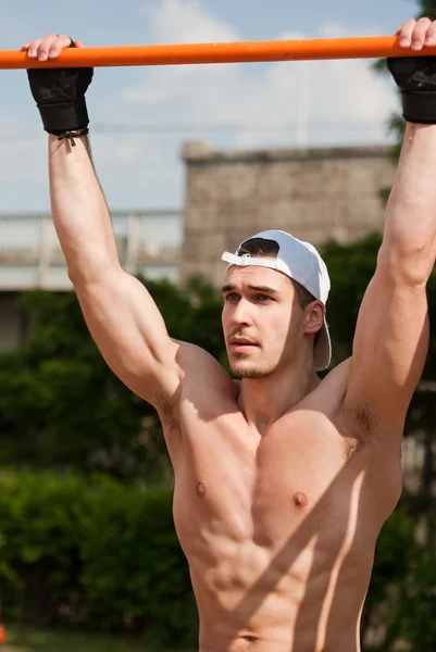 Entrenamiento al aire libre en entornos urbanos . — Foto de Stock